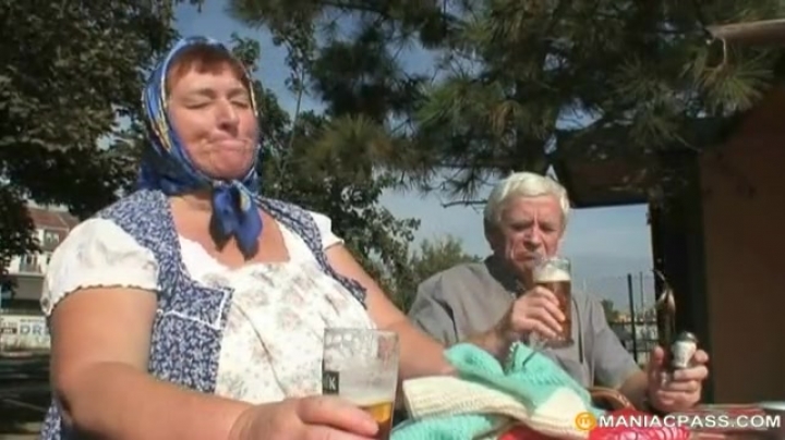 Зрелая бабулька удовлетворяет своего ненасытного внучка